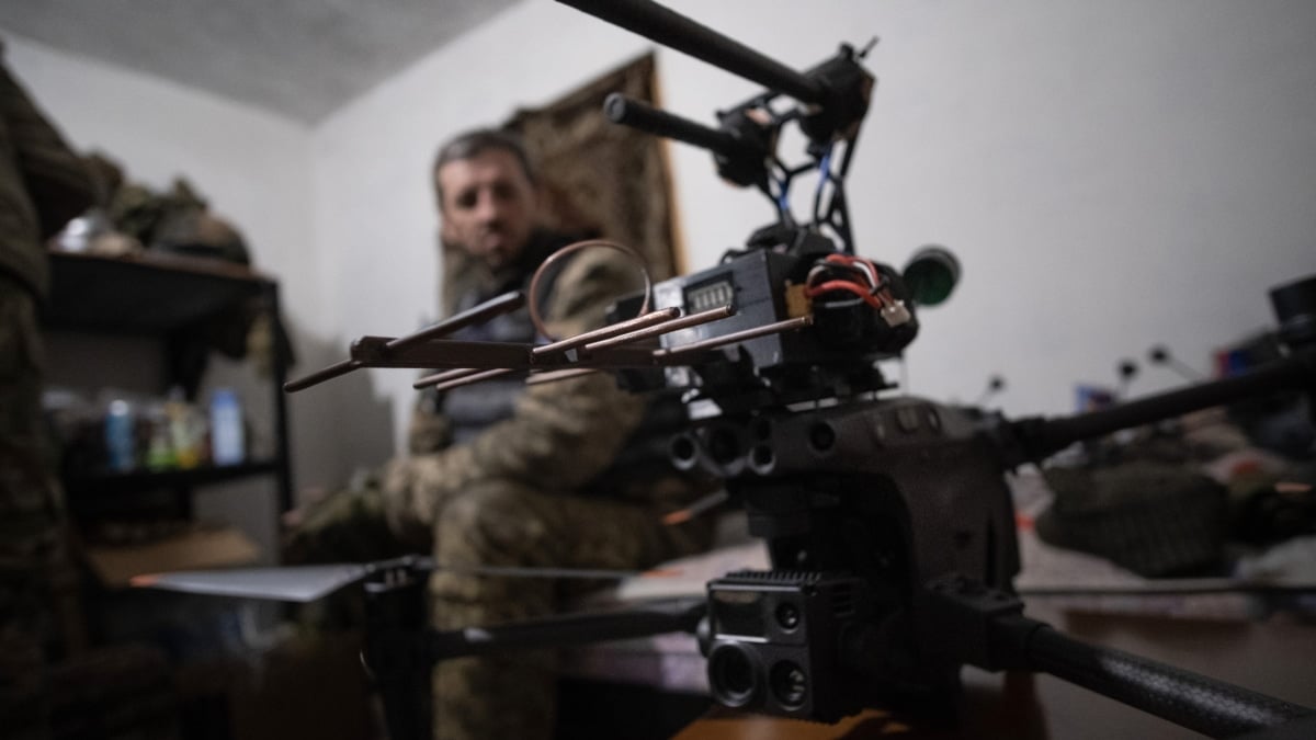 Un dron Matrice 30T sobre una mesa en el frente de Pokrovsk, en Ucrania.