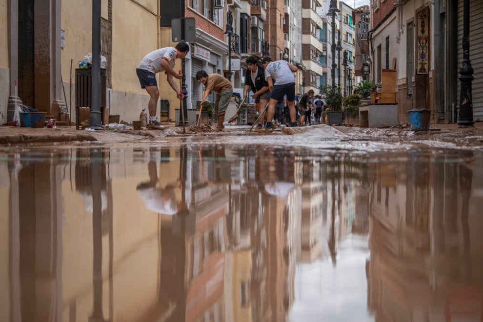 Varias personas colaboran en las labores de limpieza