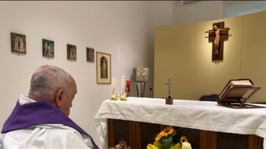 El Vaticano difunde la primera imagen del papa Francisco desde su hospitalización