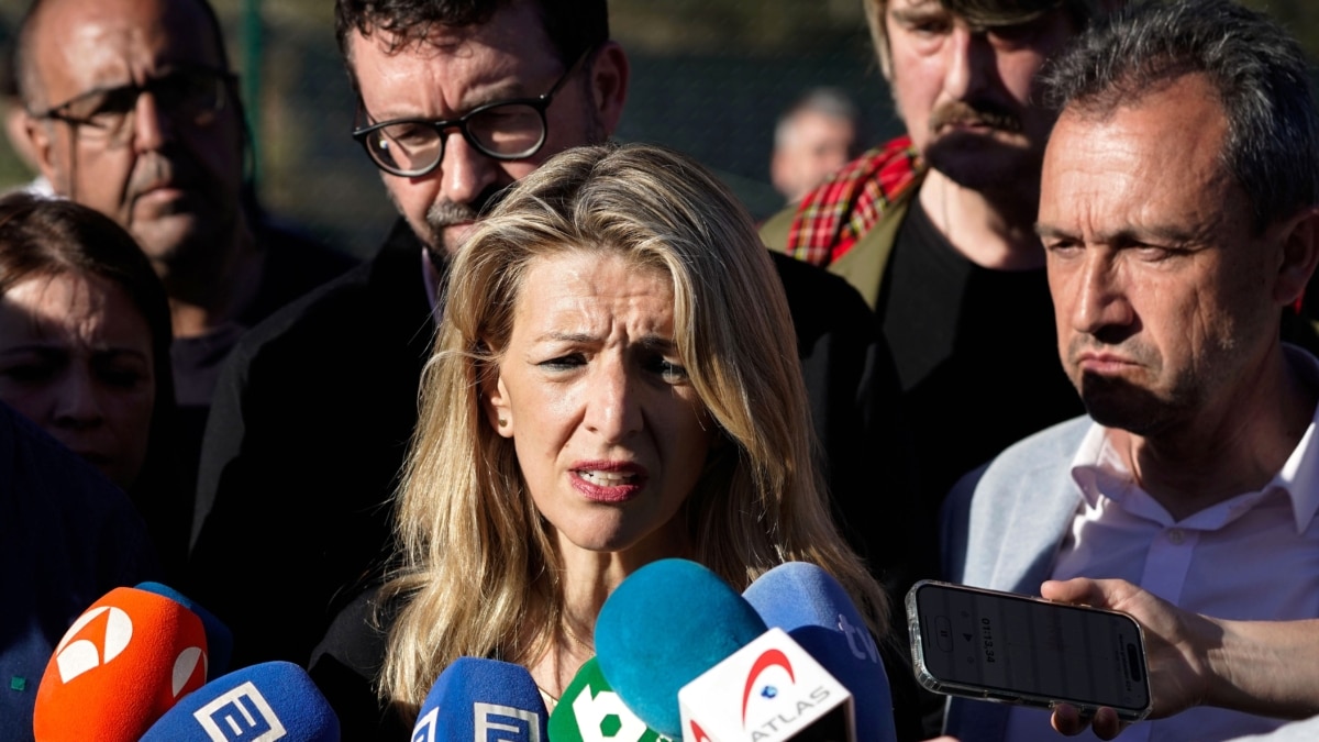 La vicepresidenta segunda y ministra de Trabajo y Economía Social, Yolanda Díaz (c), atiende a los medios de comunicación durante su visita a la zona de la explosión en una mina de Cerredo