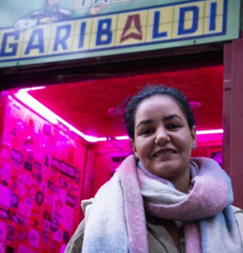La saharaui del Garibaldi, la taberna de Pablo Iglesias: “No me fío [...]