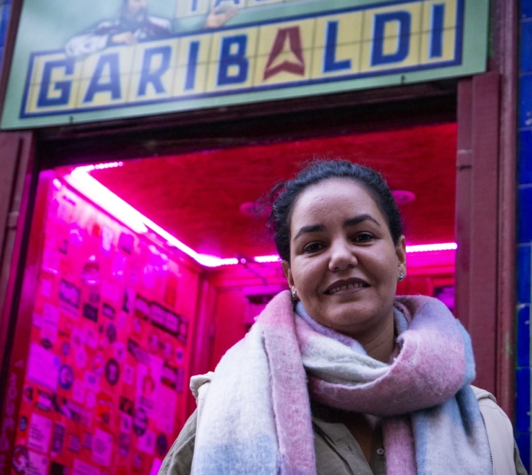 La saharaui del Garibaldi, la taberna de Pablo Iglesias: “No me fío de ningún partido español”