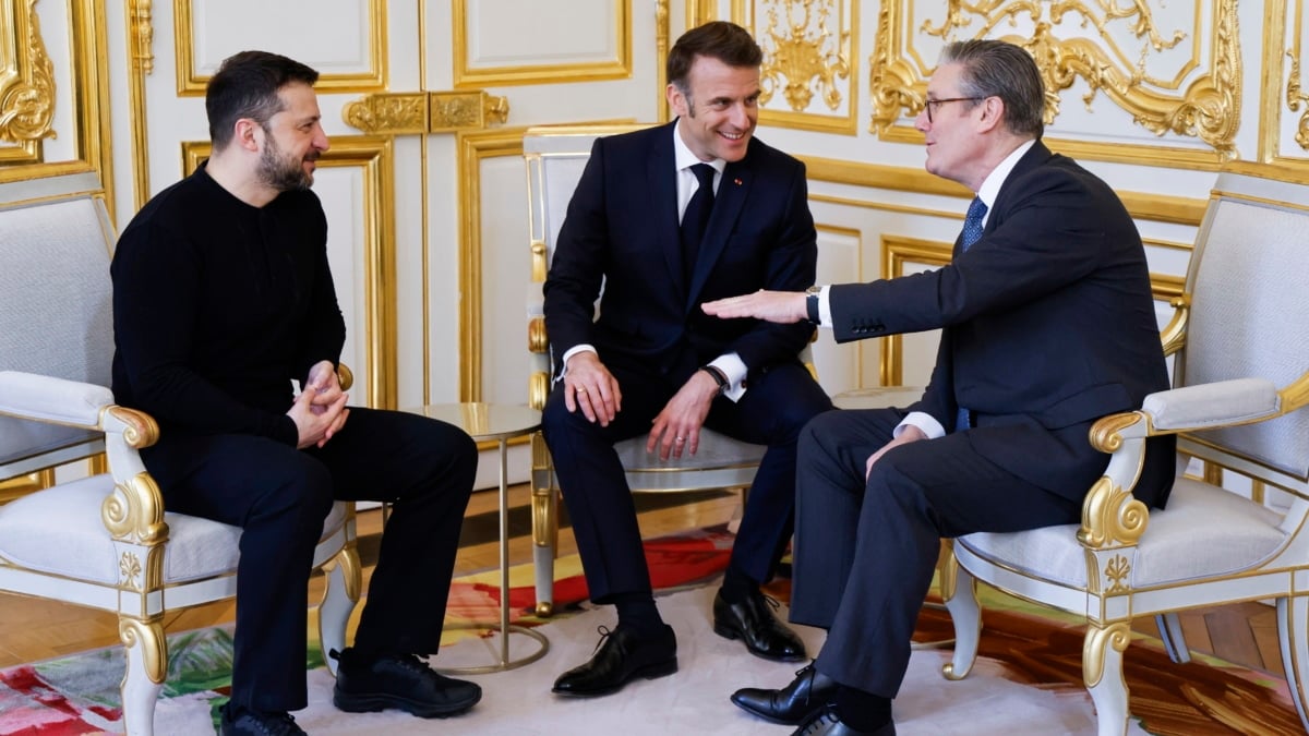 De izda a dcha, el presidente ucraniano, Volodimir Zelenski, el presidente Macron y el premier Starmer, en el Elíseo