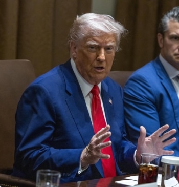Trump prohíbe la entrada a EEUU a los ciudadanos de 12 países [...]