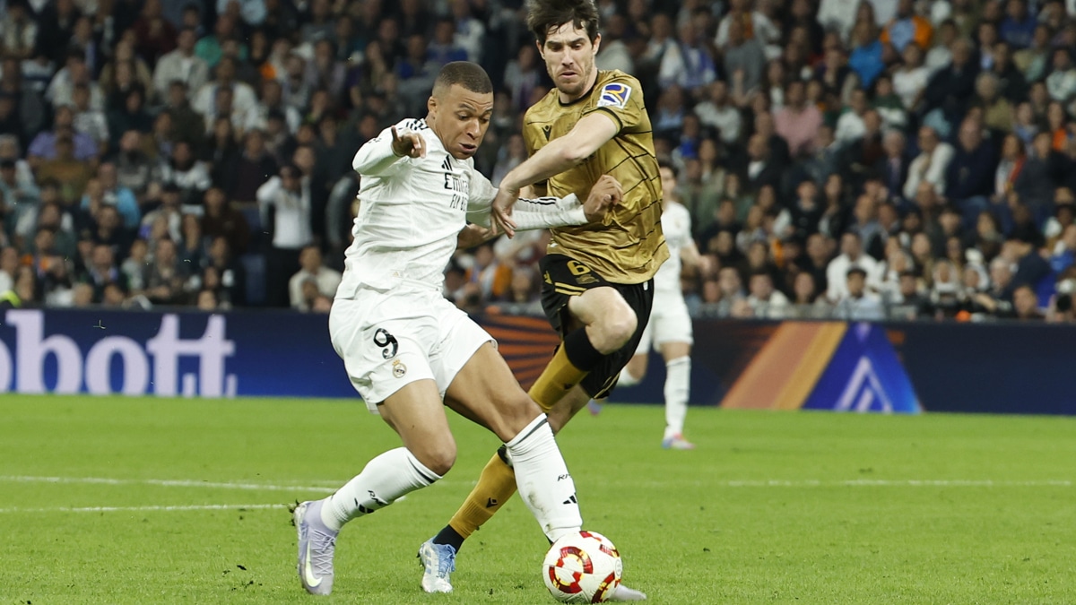 El delantero del Real Madrid Kylian Mbappé, durante el partido de vuelta de las semifinales de la Copa del Rey. EFE/Chema Moya