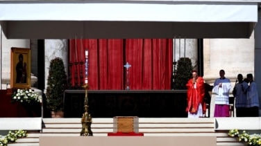 Giovanni Battista Re, sobre el papa en el funeral: "Siempre repetía que hay que construir puentes y no muros"