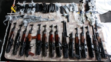 Un detenido en España tras incautar a una red 126 granadas de mano y 25 fusiles de asalto