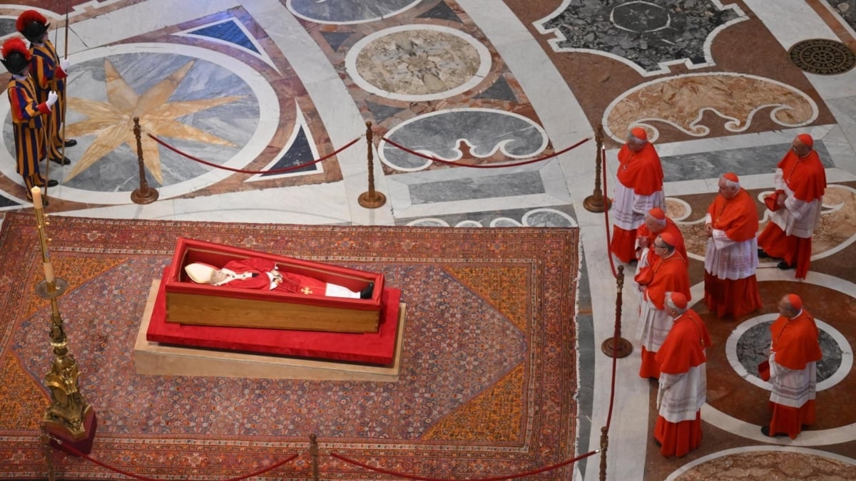 El féretro del Papa, en al basílica de San Pedro.