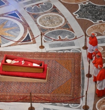 El féretro del Papa, en la basílica de San Pedro