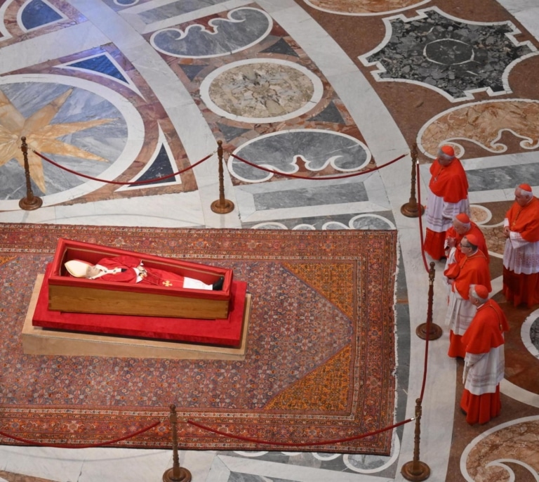 El féretro del Papa, en la basílica de San Pedro