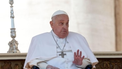El Papa reaparece ante los fieles en la plaza de San Pedro casi dos meses después de su ingreso