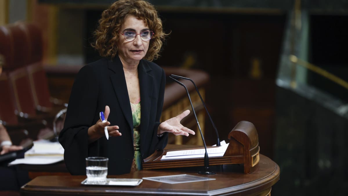 La vicepresidenta primera y ministra de Hacienda, María Jesús Montero (i), interviene durante un pleno del Congreso de los Diputados. EFE/ Javier Lizón