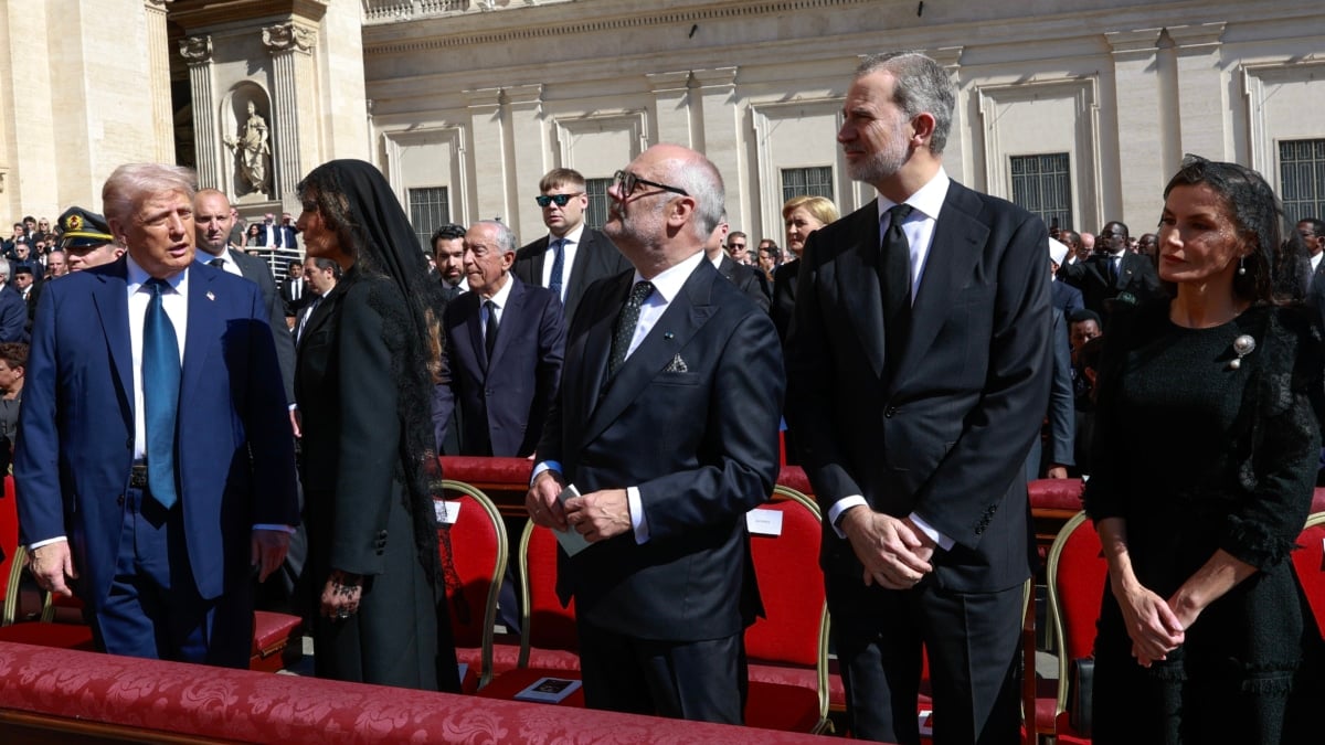 El rey Felipe VI (2d) junto con la reina Letizia (d), el presidente de Estados Unidos Donald Trump (i) y su mujer Melania (2i) durante el funeral del papa Francisco.
