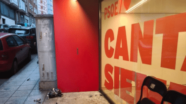 Un individuo encapuchado lanza explosivos caseros en la sede del PSOE de Cantabria