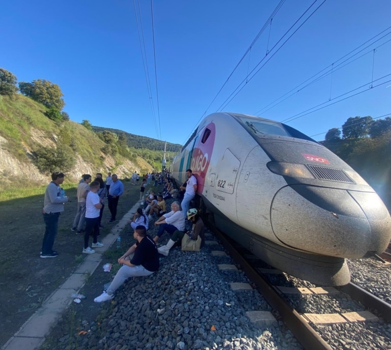 La odisea de más de 24 horas para llegar a Madrid en tren tras el apagón: "Seguimos dentro"