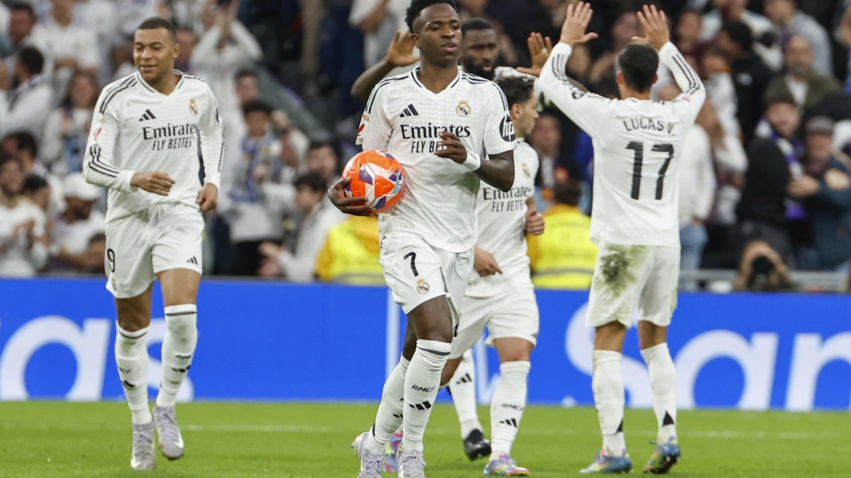 El delantero del Real Madrid Vinicius (c) celebrando un gol en el estadio Santiago Bernabéu en Madrid. EFE/Chema Moya