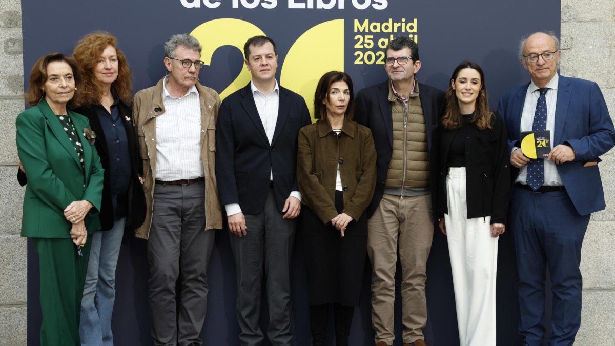 El viceconsejero de Cultura, Turismo y Deporte de la Comunidad de Madrid, Luis Martín (4i), acompañado, entre otros de la librera Lola Larumbe (2i), la directora de Relaciones editoriales del Grupo Planeta, Ana Gavín (i), y Carlos García (3i), jefe del Área del Servicios Públicos de Lectura de la CAM, durante la presentación de la 20º edición de La Noche de los Libros