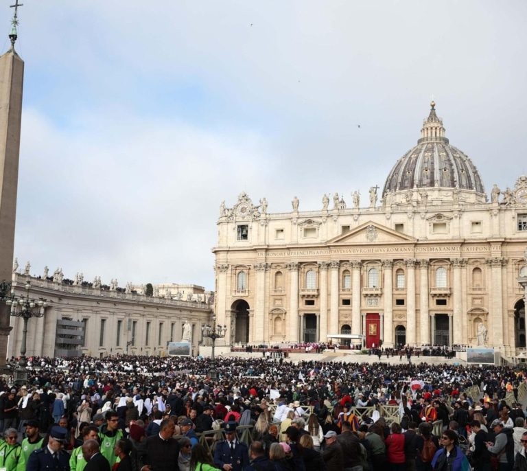 La iglesia de Santa María la Mayor acoge el féretro del papa Francisco para su entierro