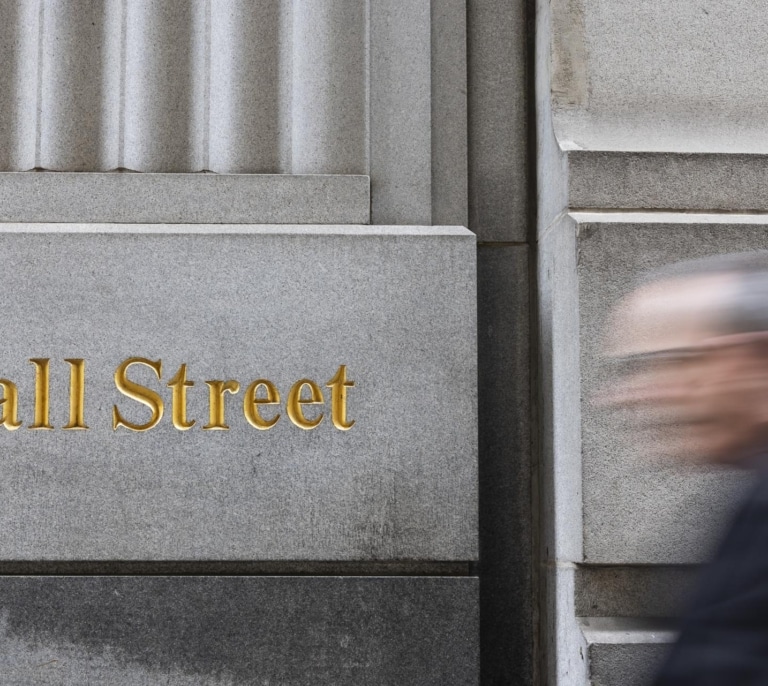 Wall Street termina la jornada plano al extenderse el bulo de que Trump iba a parar los aranceles
