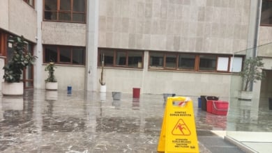 Entre goteras y pintadas, así se estudia en la universidad pública de la comunidad que más gasta en educación