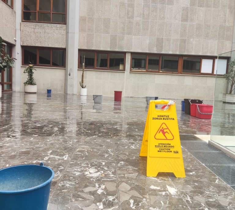 Entre goteras y pintadas, así se estudia en la universidad pública de la comunidad que más gasta en educación