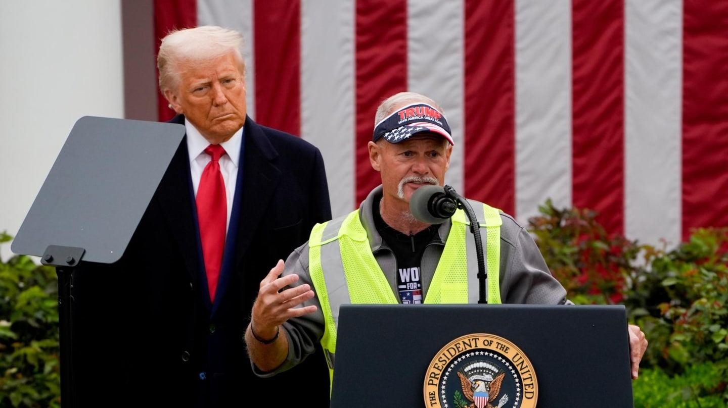 Donald Trump escucha a Brian Pannebecker en la Casa Blanca el Día de la Liberación.