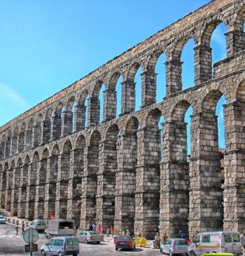 Muere un turista británico al caer por el Acueducto de Segovia