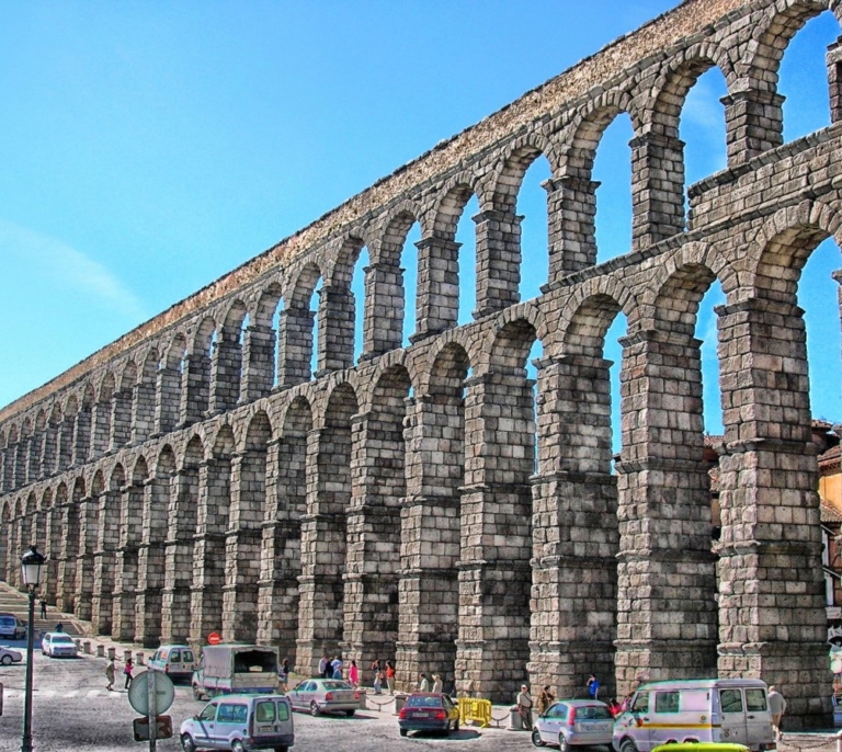 Muere un turista británico al caer por el Acueducto de Segovia