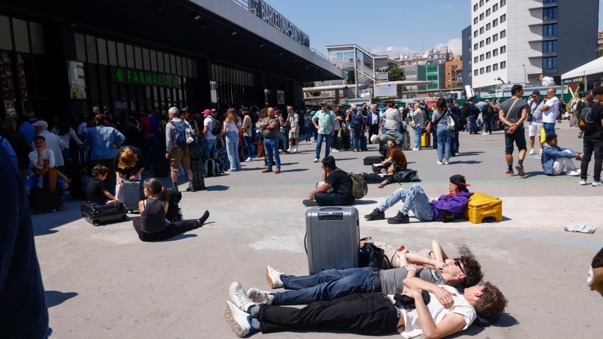 Adif suspende los servicios ferroviarios de todas las compañías