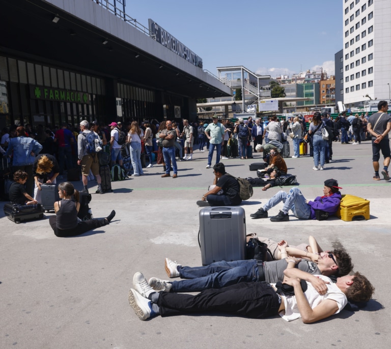 Adif suspende los servicios ferroviarios de todas las compañías