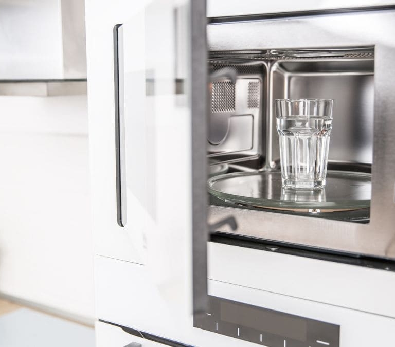 Por qué no deberías calentar el agua o la leche en el microondas