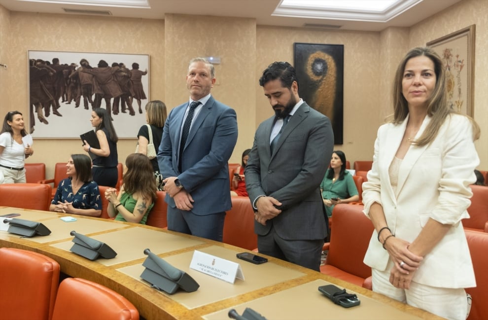 Alvise Pérez (c) junto a los otros dos eurodiputados de SALF, Nora Junco y Diego Solier, en la recogida del acta en el Congreso