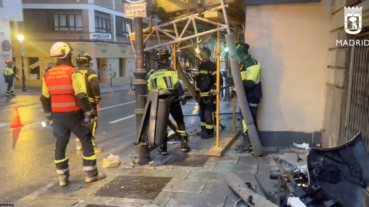 Un taxi choca contra la base del andamio de un edificio en Madrid