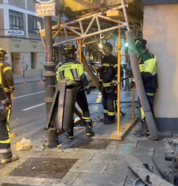 Un taxi choca contra la base del andamio de un edificio en [...]