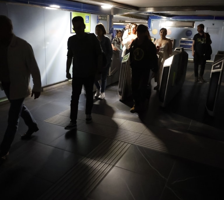 Gobierno, energéticas, CNMC y REE: así es la 'guerra de relatos' eximentes sobre el apagón un año después