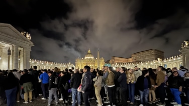 El Vaticano sólo cerró hora y media por la noche ante la masiva afluencia para despedir al Papa