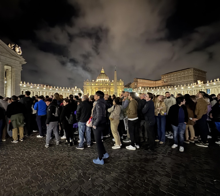 El Vaticano sólo cerró hora y media por la noche ante la masiva afluencia para despedir al Papa