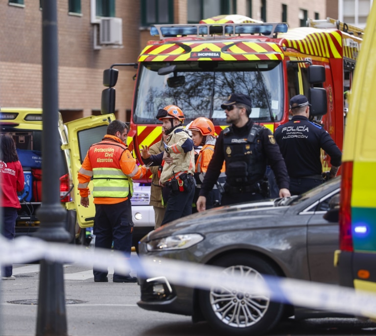 Dos bomberos mueren y otros cuatro resultan heridos en un incendio en un parking de Alcorcón