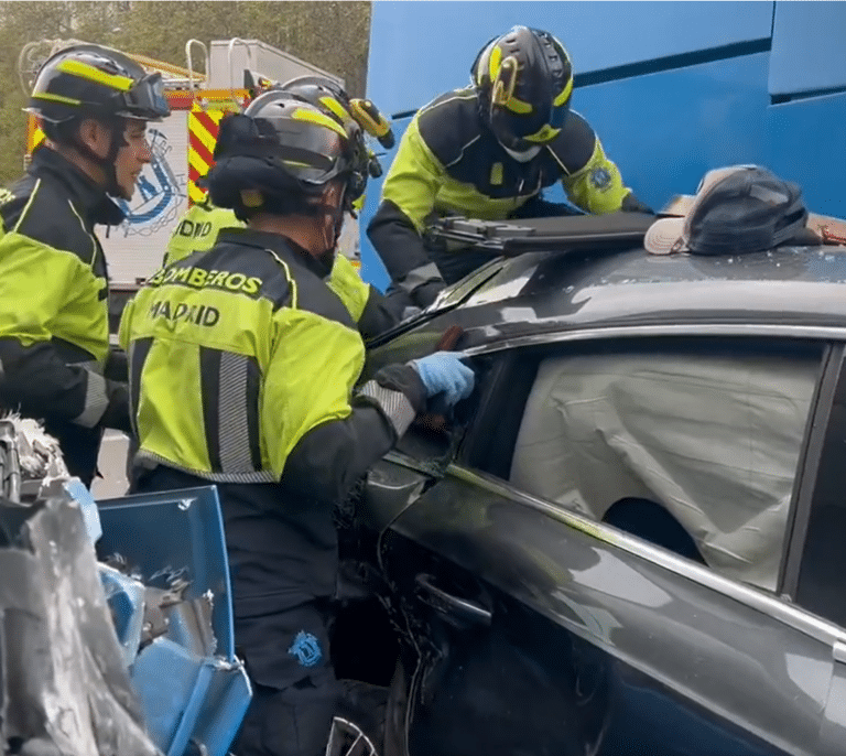 Un conductor de autobús sufre un síncope y provoca un choque contra otro autocar y cinco vehículos más en Madrid