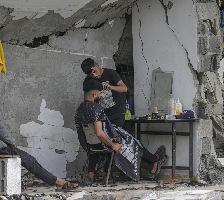 Israel amplía la ofensiva en el sur de la Franja de Gaza y las familias de los rehenes acusan a Netanyahu de "enterrarlos vivos"