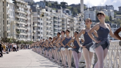 La playa de La Concha se convierte en un inmenso estudio de danza clásica: 1.500 bailarinas