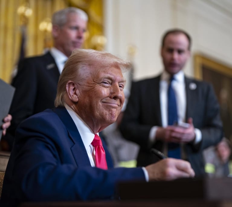 Trump habla por primera vez con Xi y rebaja la tensión entre las dos potencias: ambos "están deseando" verse en persona