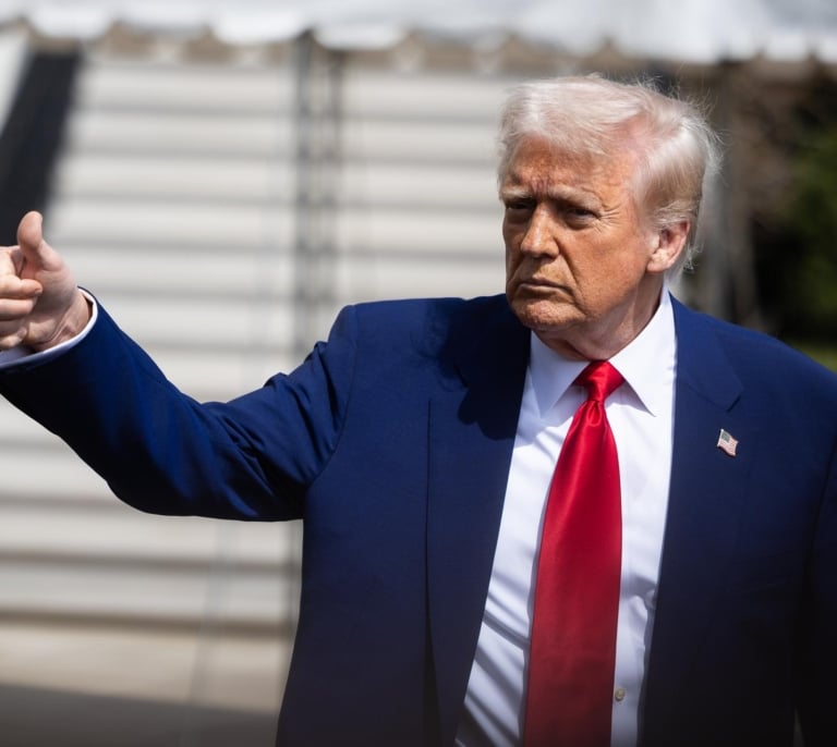 La "tarjeta Trump": Una golden visa para inmigrantes millonarios que lleva su cara