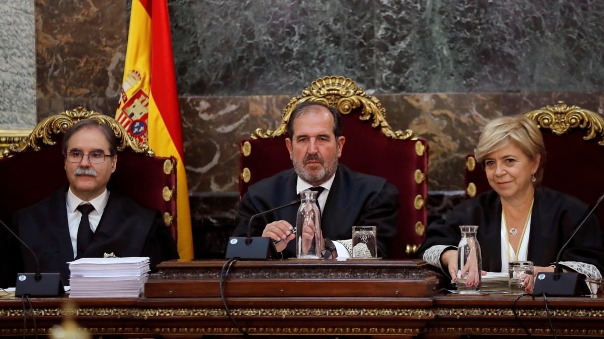 A la izquierda la magistrada Ana Ferrer, que puja por ser la presidenta de la Sala de lo Penal, y a su lado el actual presidente interino Andrés Martínez Arrieta, que también se presenta, en una foto de 2019