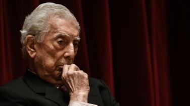 Políticos, literatos y artistas recuerdan a Mario Vargas Llosa por ser un "maestro universal de la palabra"
