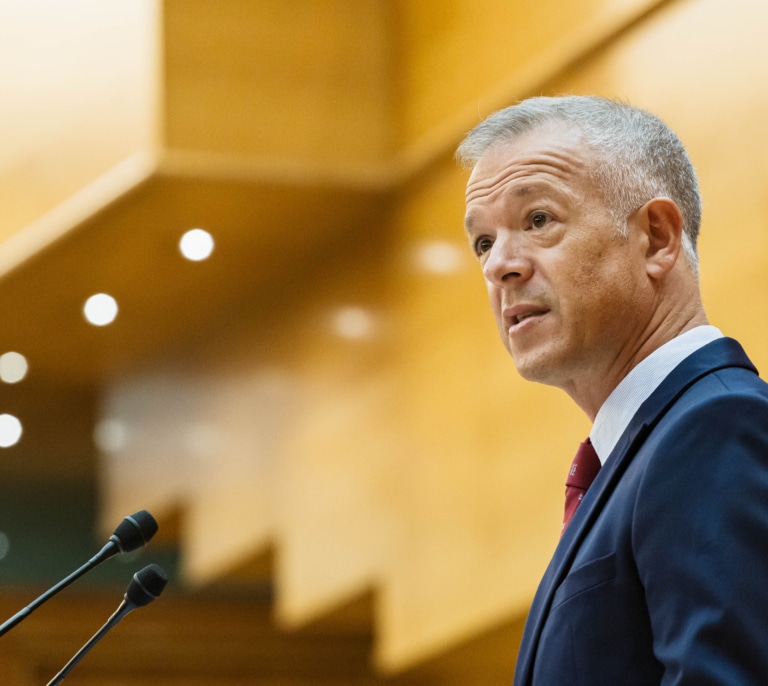 Ander Gil, expresidente del Senado, deja su escaño por el PSOE en la Cámara alta y ficha por Llorente & Cuenca