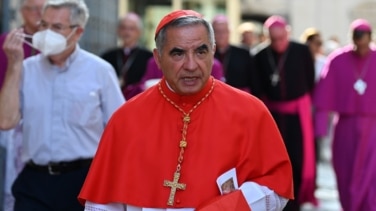 El cardenal Becciu renuncia a participar en el cónclave "por el bien de la Iglesia"