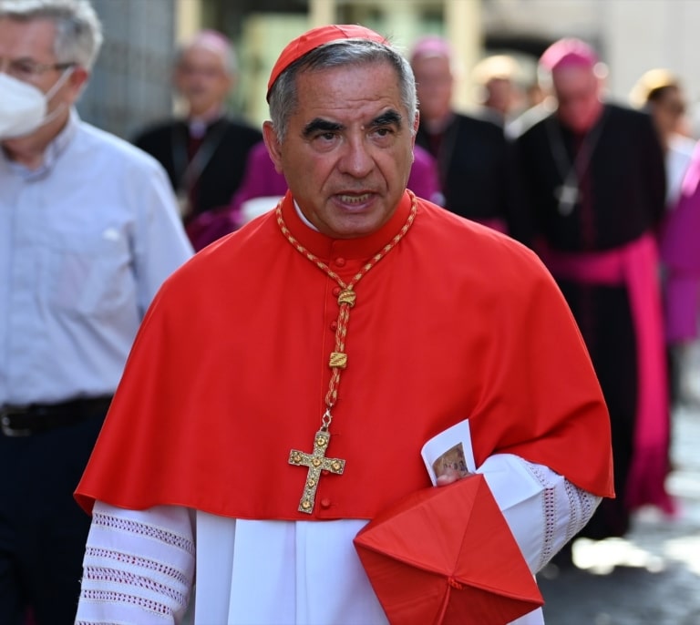 El cardenal Becciu renuncia a participar en el cónclave "por el bien de la Iglesia"