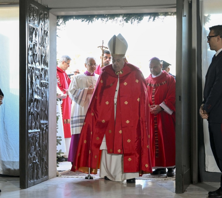 Un grupo de pobres, presos, transexuales y migrantes escoltará el féretro del papa hasta su entierro