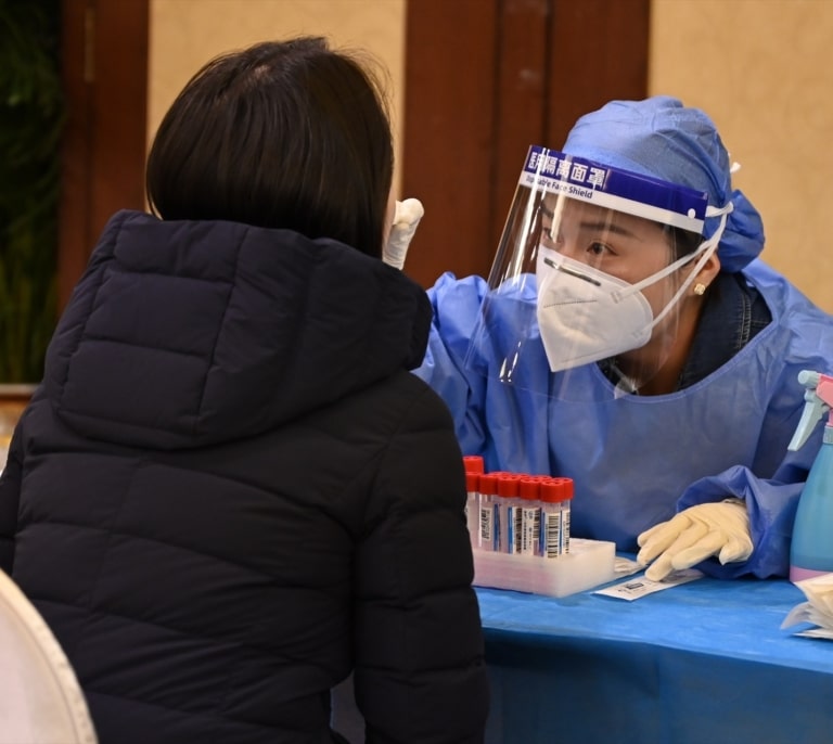 China apunta a EEUU como posible origen del Covid y descarta que fuera una fuga de un laboratorio de Wuhan